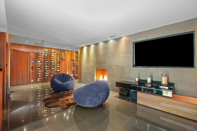 Building Photo - 210 Red Fox Rd
