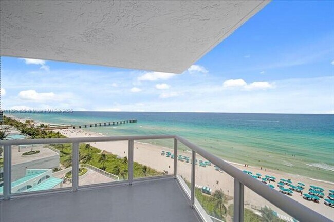 Building Photo - 16425 Collins Ave