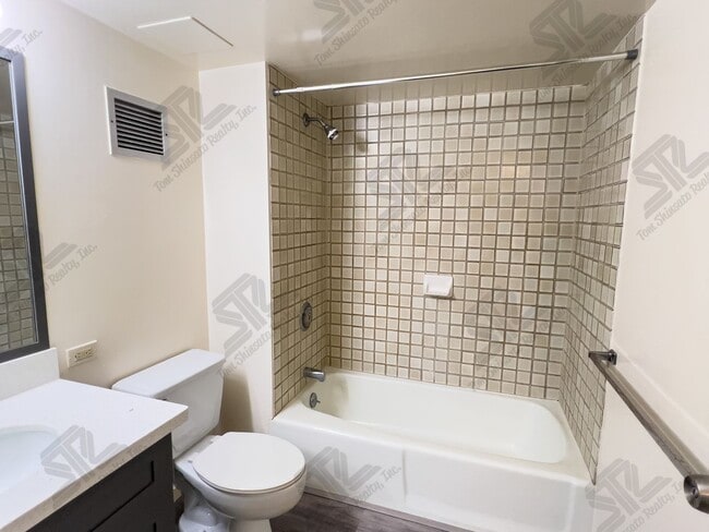 Building Photo - 2 bedroom, 2 bathroom 2 parking at Lakecrest