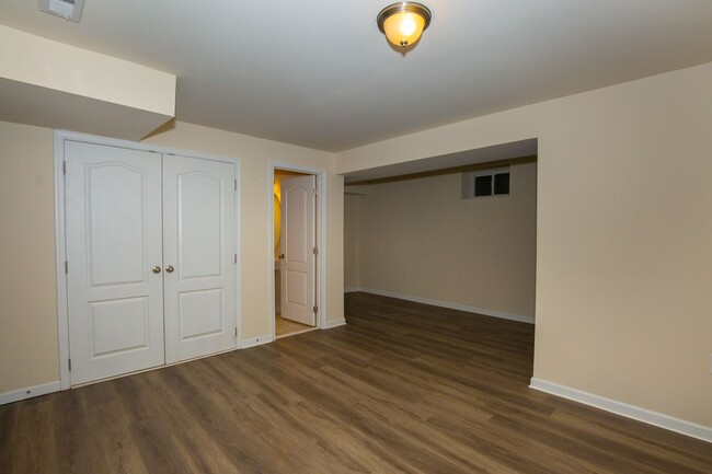 Building Photo - 3 bed, 2full/2 half bath Townhome in Marti...