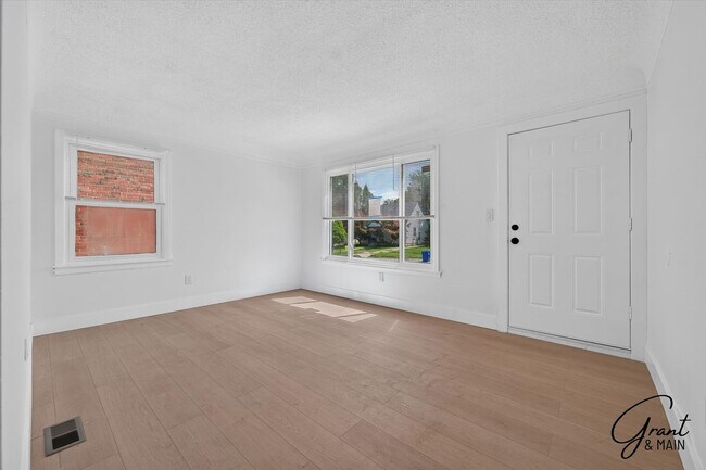 Building Photo - 3 Bedroom - 1 Bath - Warrendale - $1450