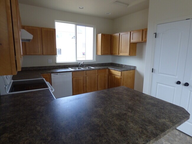 Building Photo - Spacious 3 Bedroom, 2.5 Bathroom Home in Berthoud- Easy Commuting!