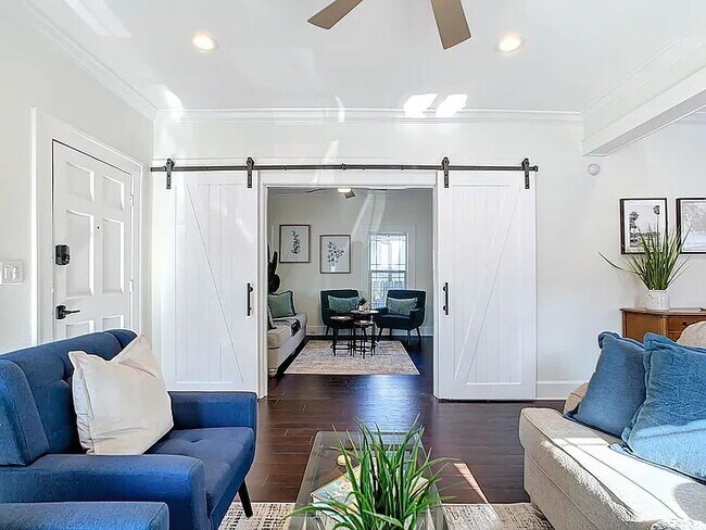 Building Photo - Fully Furnished St. Pete Pool Home Near Crescent Lake