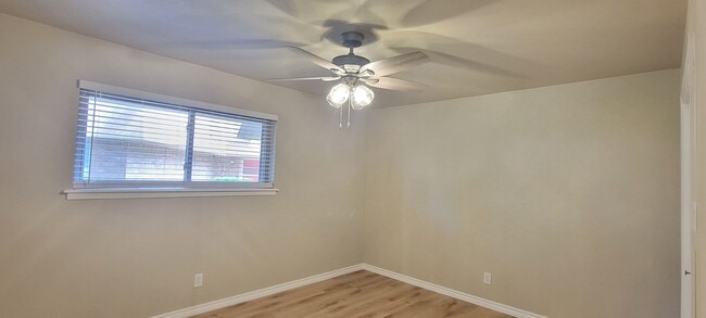 Building Photo - UPDATED COLONIAL PARK CONDO