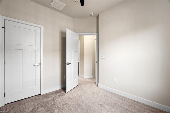 Building Photo - Newer Construction 3 Story Condo!
