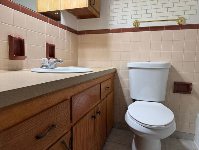 Building Photo - Bright & Spacious 3-Bedroom Duplex Unit on...