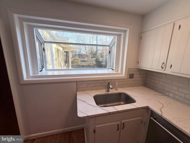 Building Photo - 5804 Lenox Rd