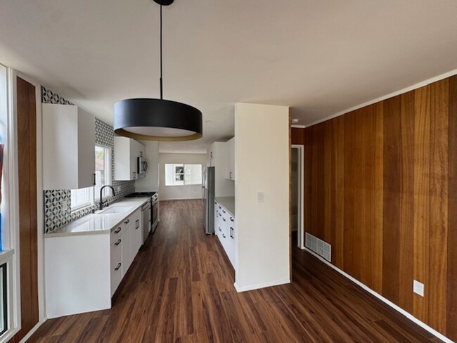 Building Photo - Recently Renovated 2 Bed / 2 Bath Apartmen...