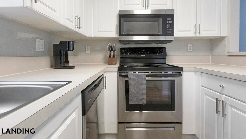 Building Photo - 3695 Island Club Dr