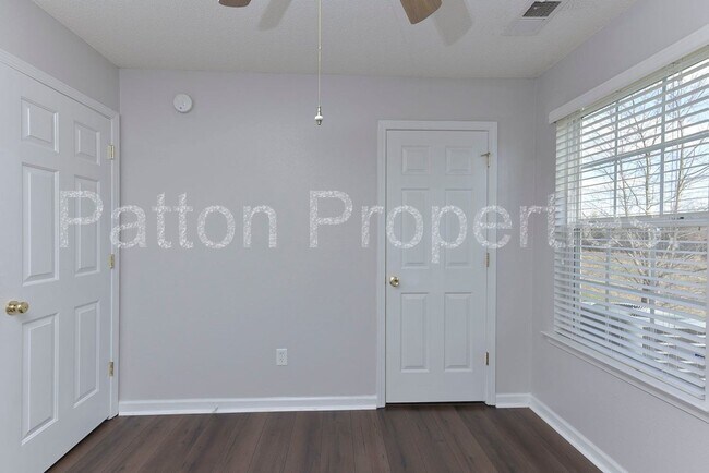 Building Photo - 295 Legend Oaks Dr