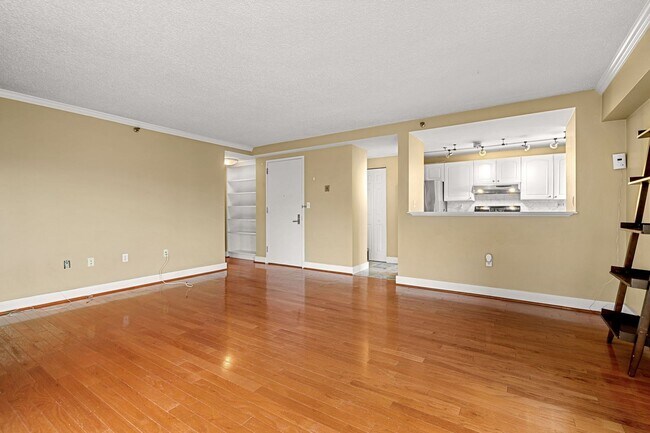 Building Photo - 1Br/1Bth, ready to move in. Heat/Hot Water...