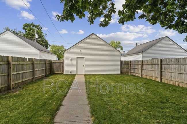 Building Photo - 1540 Pleasant St