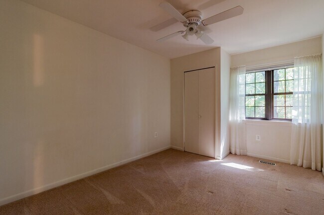 Building Photo - Beautiful 3 Bed 3.5 Bath Brick Interior To...