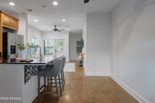 Building Photo - 701 W Taft St