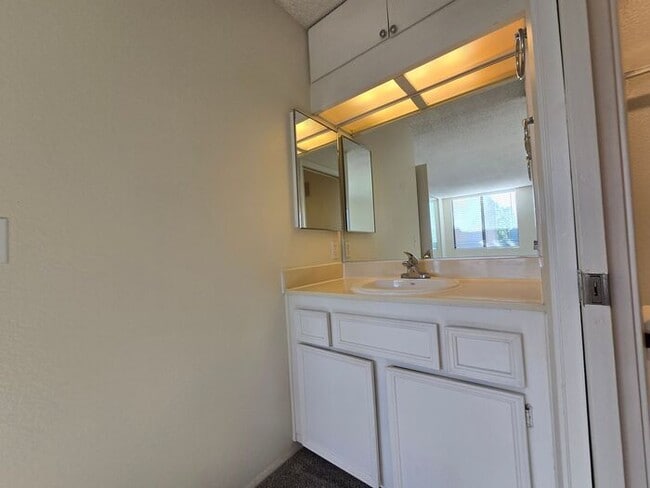 Building Photo - Discover this well-appointed 2-bedroom, 1.5-bath condo in San Diego