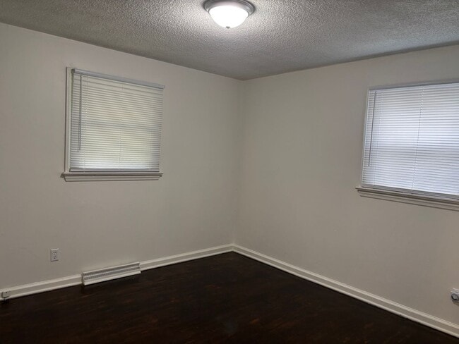 Building Photo - 3 BEDROOM, 1 BATH, 900 SQ FT, GAS HEAT, WINDOW AC