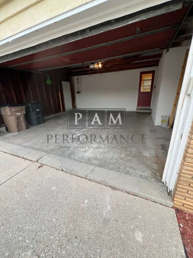 Building Photo - 8862 N Malibu Dr