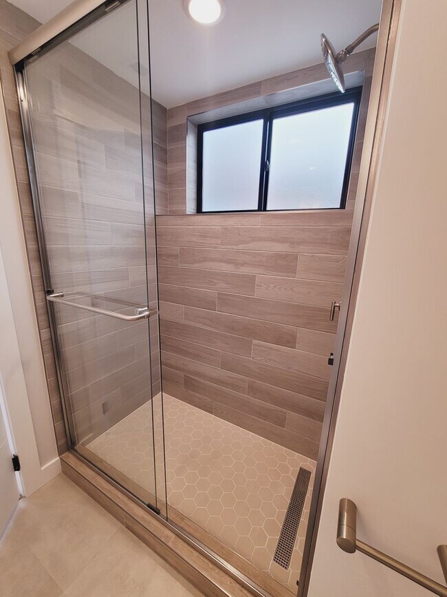 Building Photo - Luxury Downtown Townhome