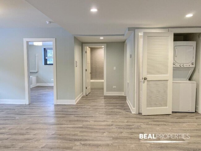 Building Photo - 2 bedroom in EVANSTON IL 60202
