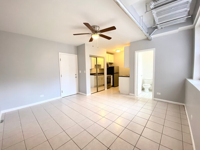 Building Photo - 4241 N Kenmore Ave