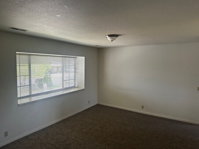 Building Photo - 315 W 620 N