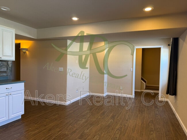 Building Photo - 343 E Bond Ct