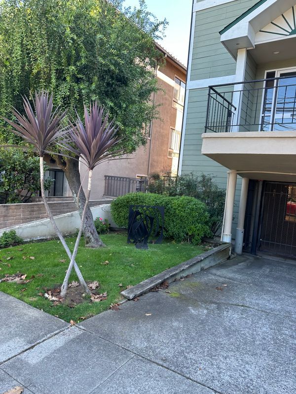 Building Photo - 1405 Oak Grove Ave