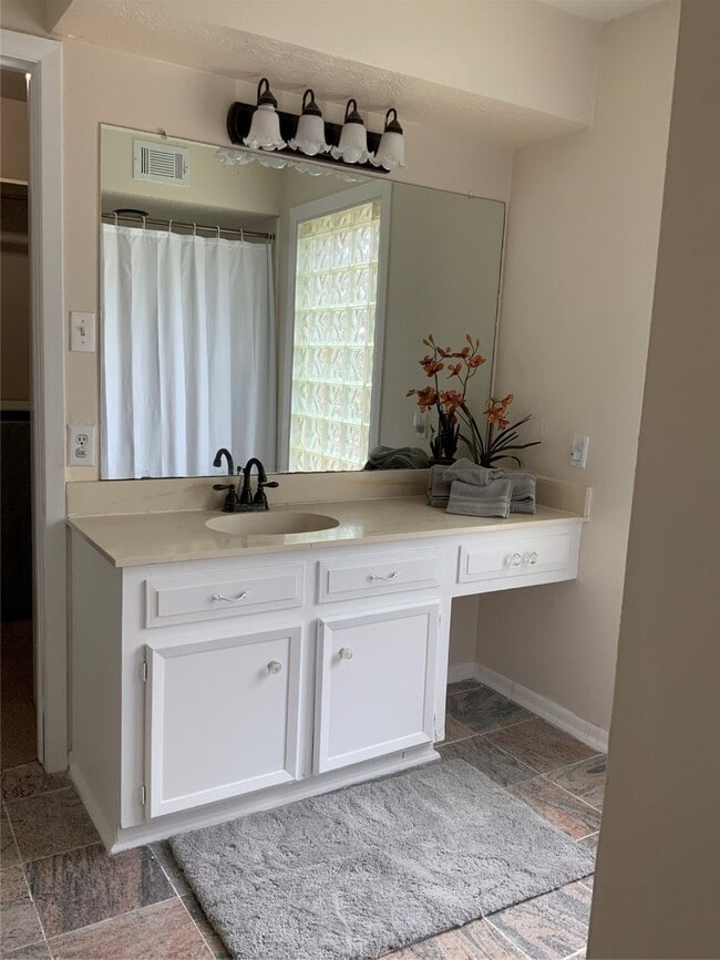 Building Photo - 614 Ellingham Dr