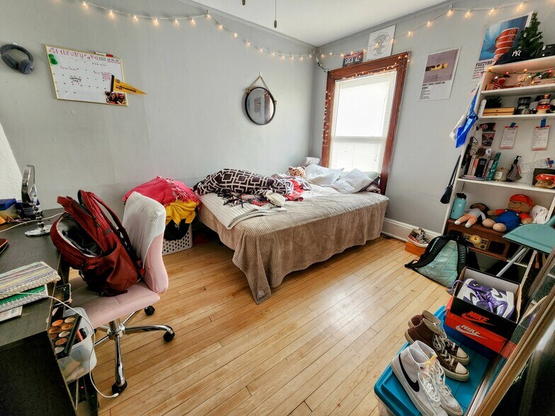 Building Photo - 2204 E Locust St