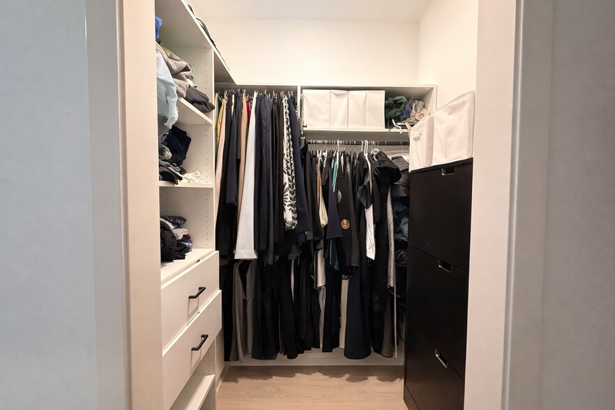 Building Photo - 948 W Sunnyside Ave