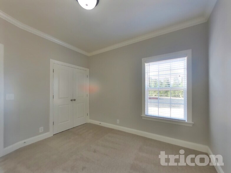 Building Photo - 1527 Dewsbury Dr