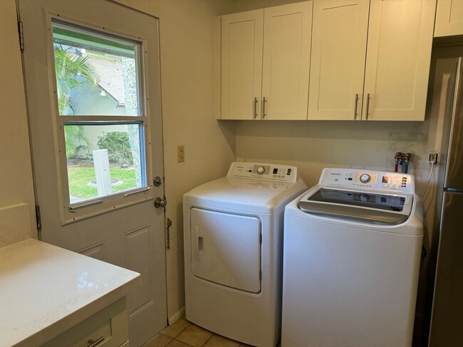 Building Photo - 3/2/2 Townhouse at Village Green