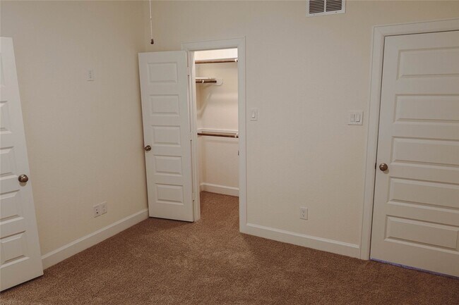 Building Photo - 3352 Vine Ter Trce