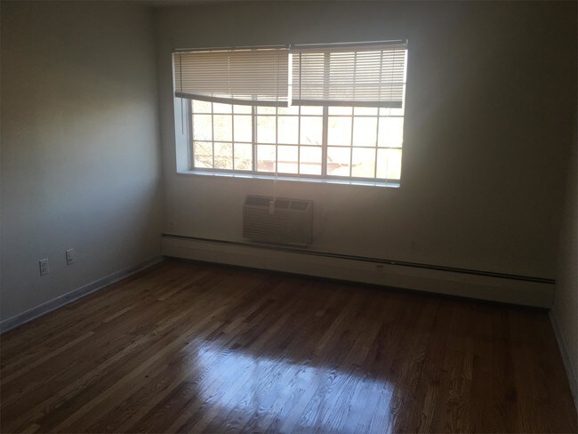 Building Photo - 4865 Cadieux Rd