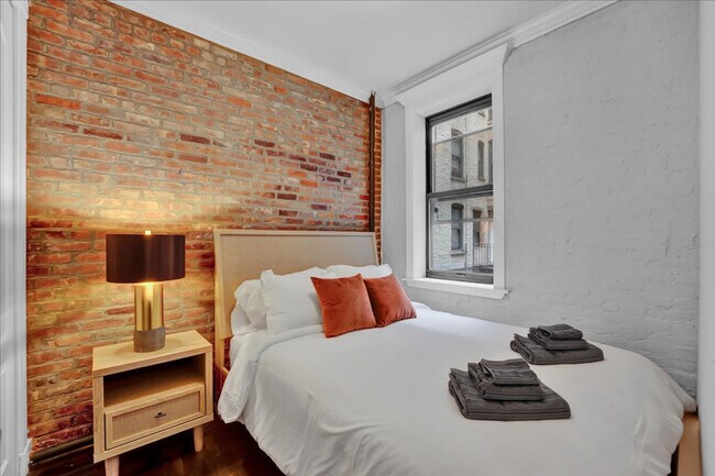 Building Photo - 346 E 18th St