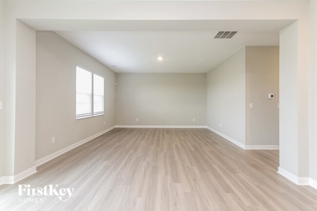 Building Photo - 2404 S Carlota Dr