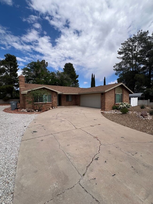 Building Photo - Great 3 bedroom 2 bathroom,  home with a h...