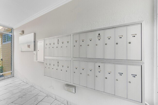 Building Photo - 2400 NE 9th St