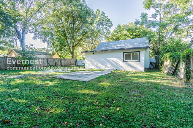 Building Photo - 3 Bed/2 Bath Home with Fenced Yard & Off-Street Parking / Pet-Friendly / Coming Soon!