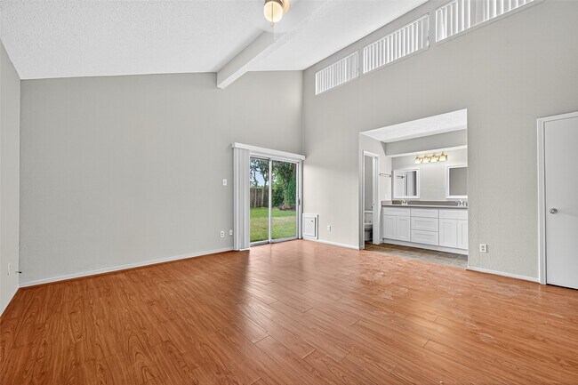 Building Photo - 2042 Hilton Head Dr