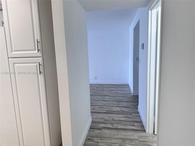 Building Photo - 800 Parkview Dr