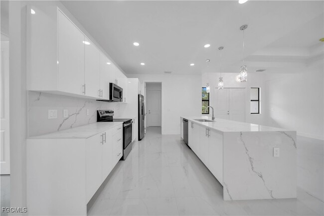 Building Photo - 708 Poinsettia Ave