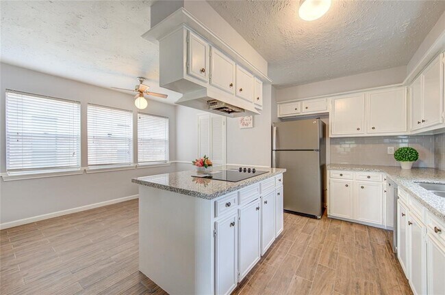 Building Photo - 2950 Jenny Dr