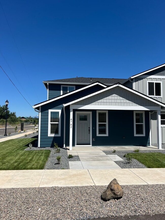 Building Photo - Newer Central Point 3 Bedroom / 2.5 Bath with views of the Table Rock