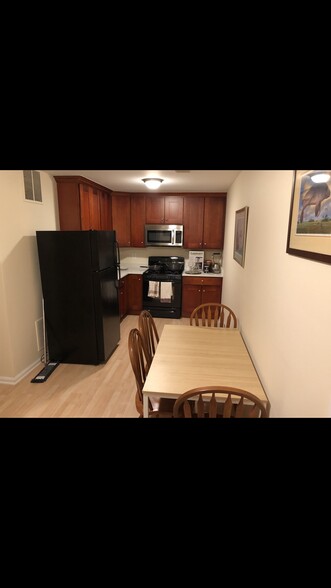 We have a very nice cozy kitchen. - 21000 Scottsbury Dr