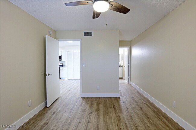 Building Photo - 5331 Summerlin Rd