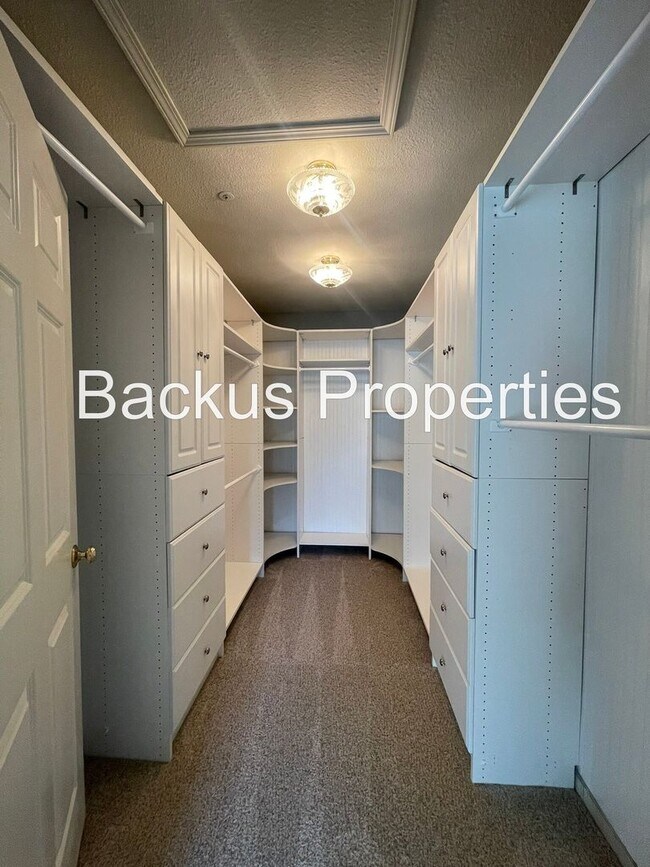 Building Photo - Stunning Three Bedroom in North Salinas  (...