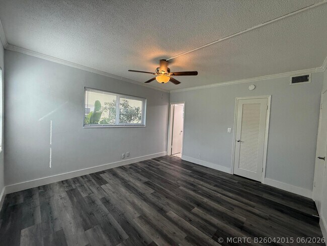 Building Photo - 2121 NE 42nd Ct