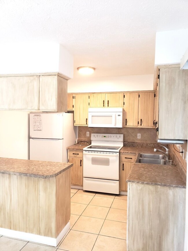 Building Photo - Cute 2 Bedroom 1.5 bath townhome! $1350/month