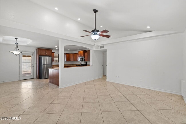 Building Photo - 744 E Meadow Ln